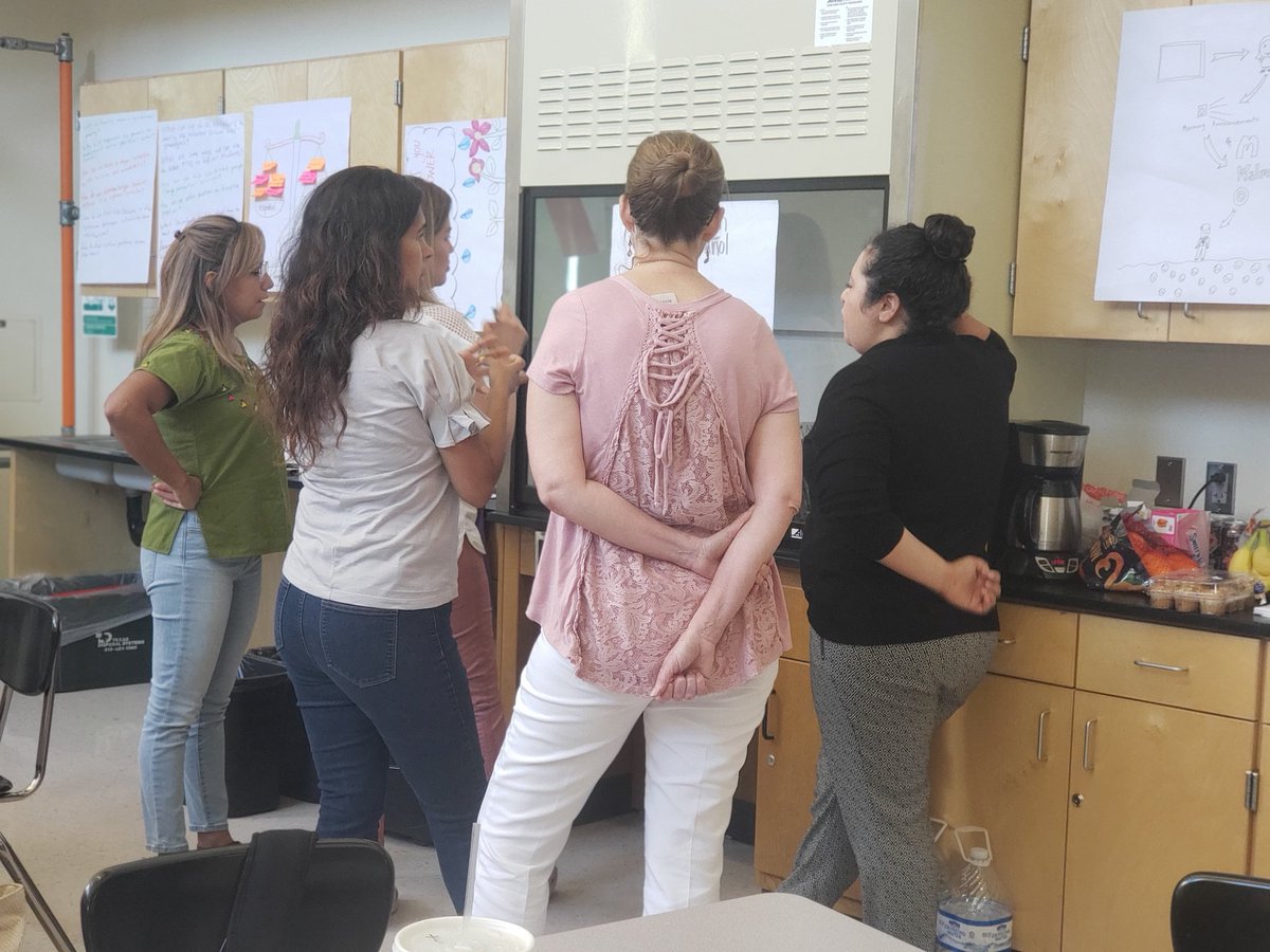 Maestras de lenguaje dual ayudando a enriquecer nuestro programa/ Dual Language teachers helping enrich our program. #DualLanguageAcademy2019