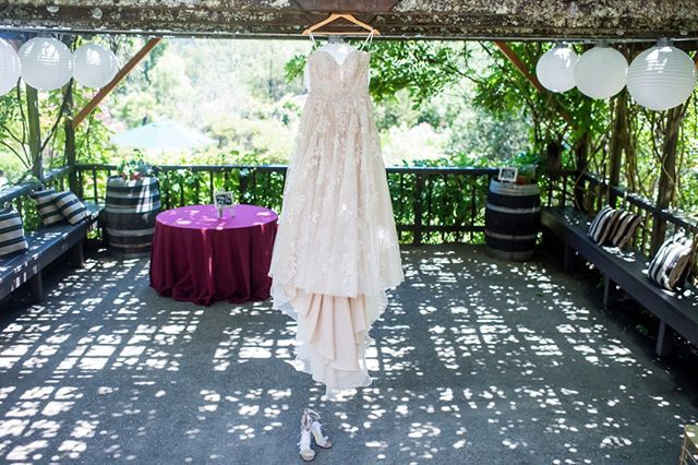 Capturing the calmness of the wedding dress before the wonderful wedding day madness is such a peaceful moment! At some venues you can find just the right spot to hang it and showcase the gorgeousness of this perfectly chosen dress, like at @hansfahden f… ift.tt/2YlcYKS