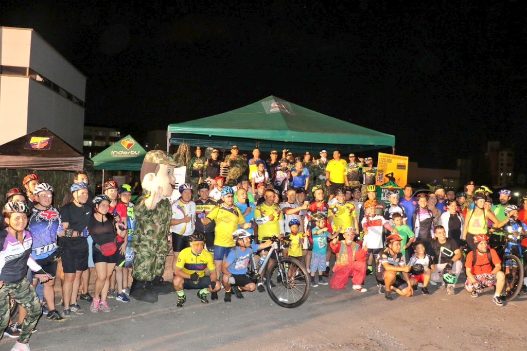 Ejercito_Div2's tweet photo. #Ahora desde el Cantón Militar Batalla de Palonegro en #Bucaramanga cientos de ciclistas participan del #CicloPaseoPatrio organizado por @Gaulamilitares #Santander #Baspc5, #Bical y #Biric #QuintaBrigada #EjércitoBicentenario #MásColombianoQueNunca https://t.co/b0rJi2JpxF