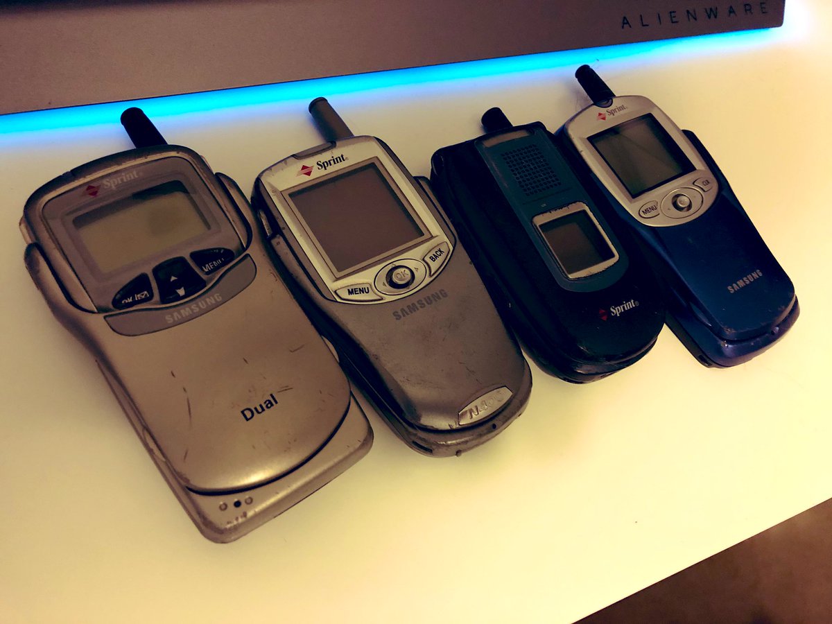 RobSteele's tweet photo. This is what my life was like before the iPhone... #FlipItRealGood #BeforeiPhone https://t.co/msbv1QFapj