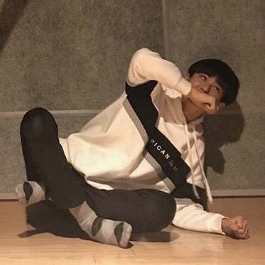 MINGQ0312's tweet photo. 아예 그지같이 입었으면 차라리편했을텐데  지기준엔 나름 멋부린거라서 나를 더 가슴아프게해 https://t.co/Rx70B49edq