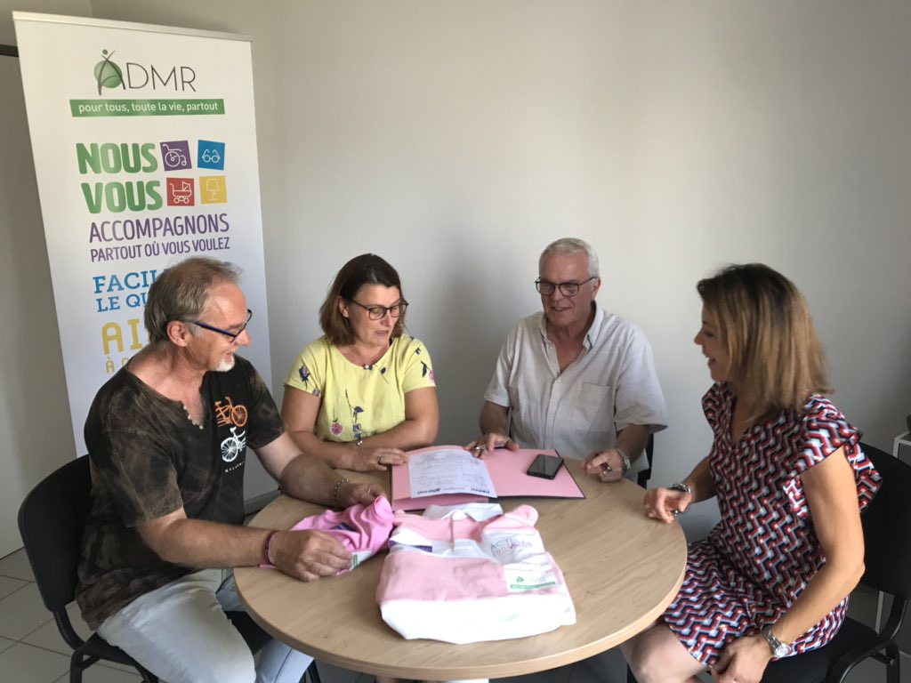 YanBaudoux's tweet photo. L’ ADMR vient de signer un partenariat avec les Armandy’s Rugby à 5. Un moment convivial avec Michel Wehr son Président et Sophie Vallet Directrice Fédérale. Le logo de l’ADMR figurera sur le dos du maillot. https://t.co/5KmWIwT10l