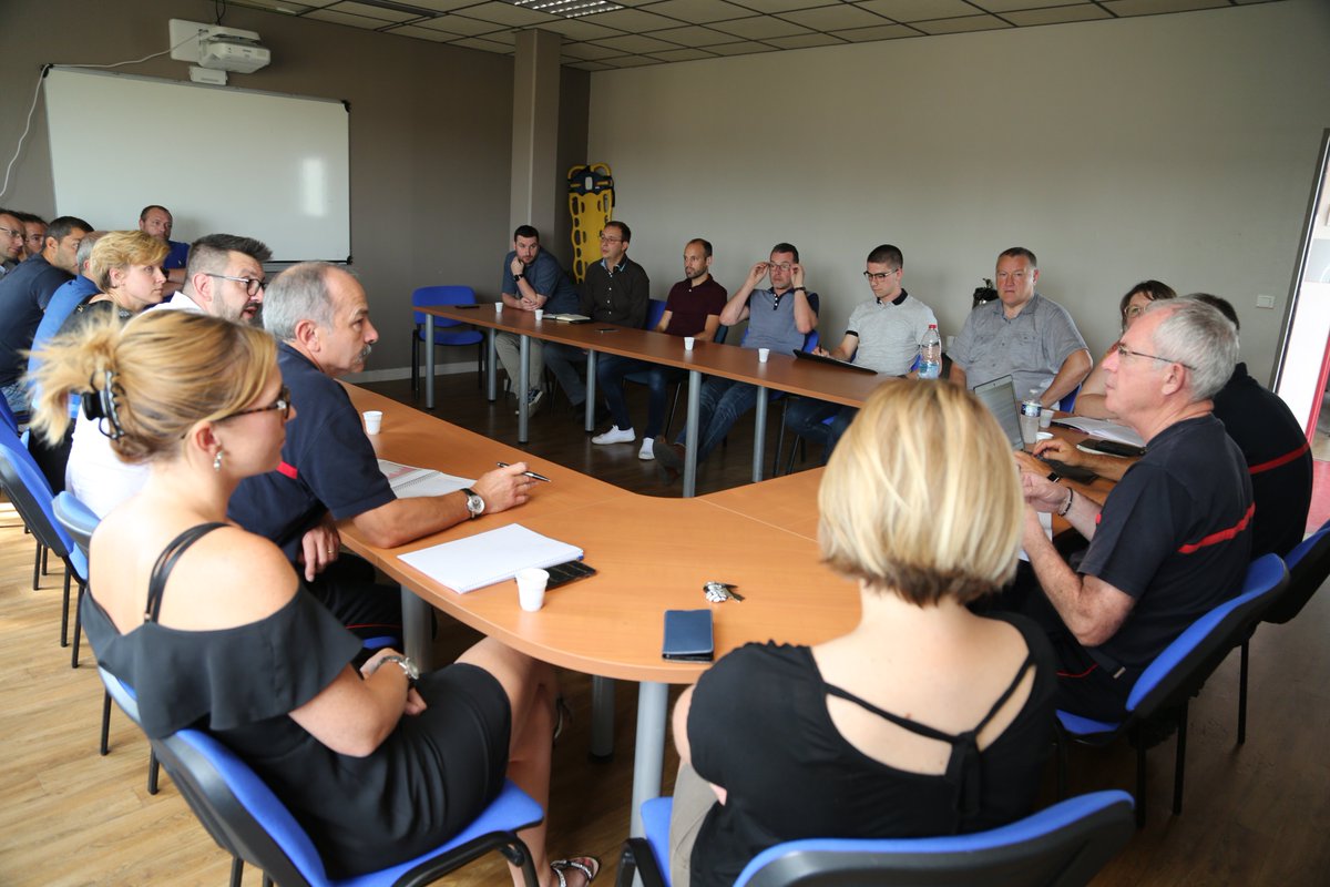 SDIS62's tweet photo. Le Cgl @RIGAUDphil, DDSIS62, poursuit ses rencontres avec les personnels de l'établissement. Il a ainsi échangé sur différents thèmes avec les agents du Pôle Performance et Système d'Information, ce 26 juillet 2019. Il était accompagné du Lcl @didierbonnet62, chef d'État-Major. https://t.co/MNxk4PJvUG