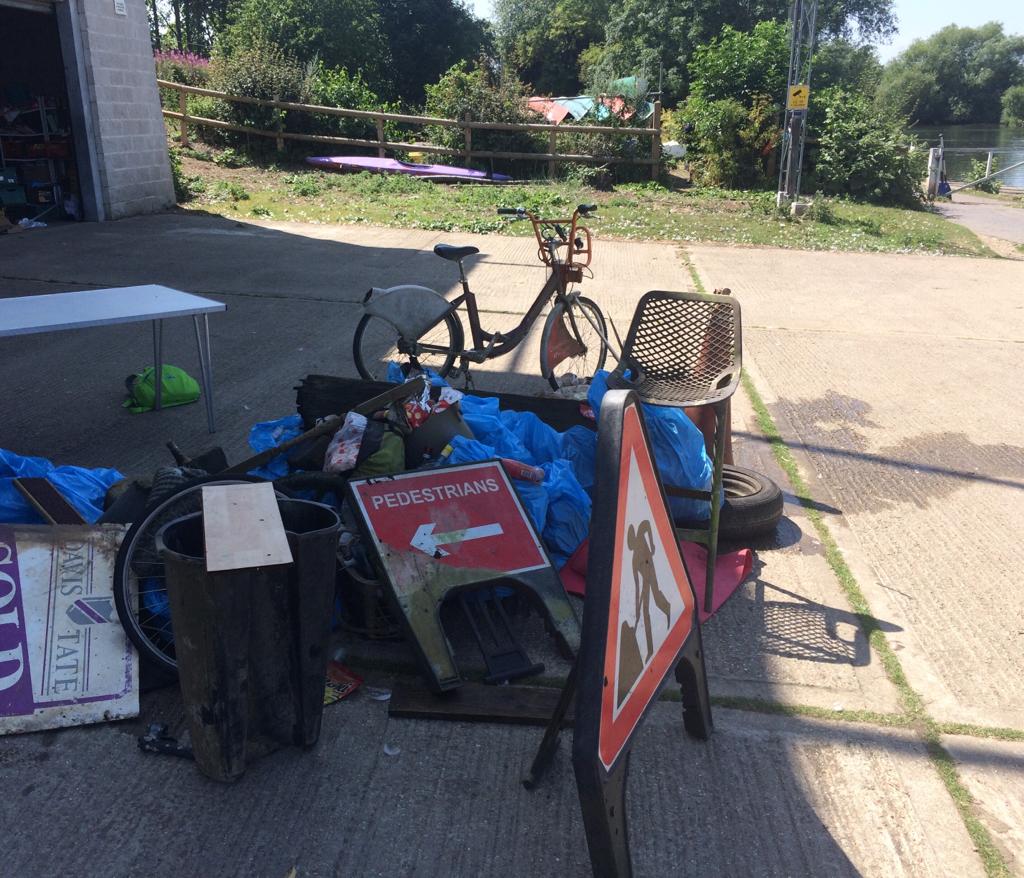 dcsymonds's tweet photo. Had a great time on Tuesday afternoon picking up plastic and other rubbish from the Thames #OT4GOOD #weareopentext @TVParkReading @OpenText https://t.co/KOzD9QtLHm