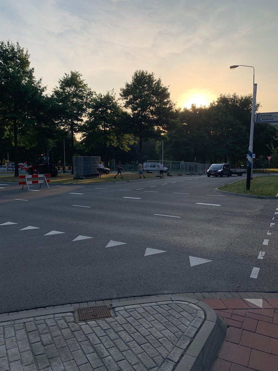 De opbouw is begonnen. Een beetje warm maar wij hebben veel over voor een hilarisch feestje. Daarom zijn wij vandaag ook extra vroeg opgestaan. Want onze taak is uw vermaak! Tot volgende week!
#parkhilaria #eindhoven #hitteplan #pretpark #kennedylaan #opbouw #productie