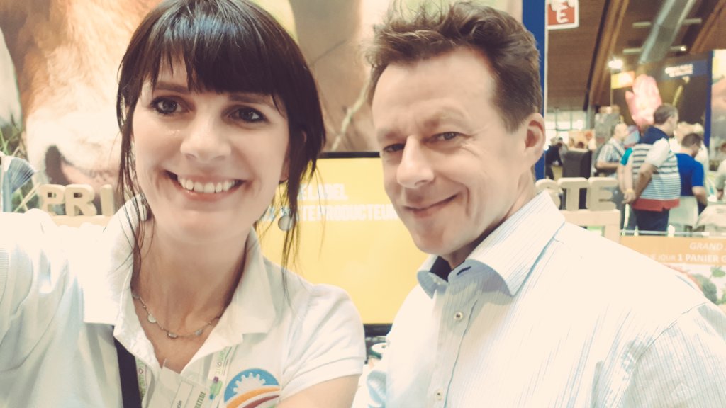 Petite visite du Ministre de l'#environnement <a href="/CarloDiAntonio/">Carlo Di Antonio</a> sur le stand du #CollègedesProducteurs 🤗 #FoiredeLibramont #agriculture