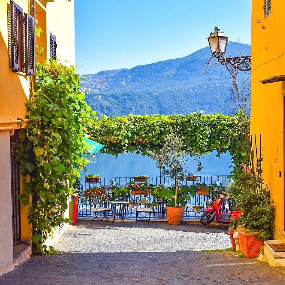 At a stone's throw from #Rome, the Castelli Romani offer green volcanic hills with lakes and woods, villas and abbeys, vineyards and excellent food 👉 visitlazio.com/web/en/luoghi/…
#TreasureItaly #traveltips <a href="/VisitCastelli/">visitcastelliromani</a> <a href="/visit_lazio/">Visit Lazio</a>
📷 Castel Gandolfo by IG robyrabs