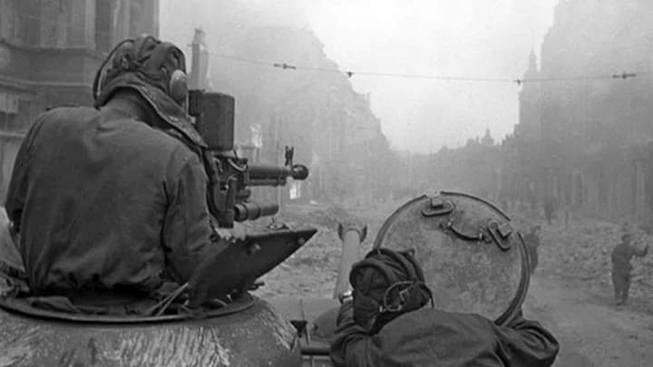 Sovyet IS-2 ağır tankı mürettebatı, tank üzerindeki DShK makineli tüfeği ile Alman anti tank ve piyadesine karşı ateş açıyor. (1945)