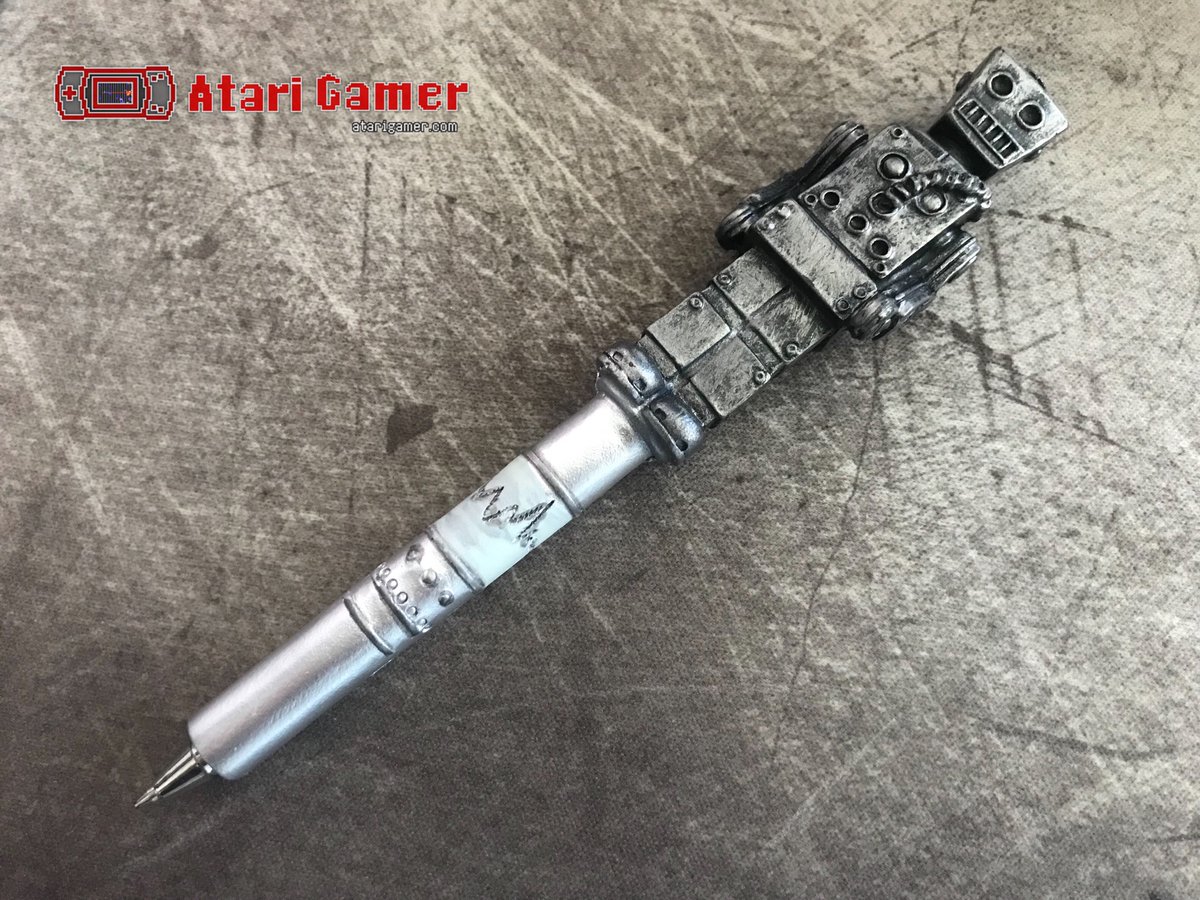 kretro_gaming's tweet image. My favourite new pen. A present from the fiancé 🥰.
.
#Robot #Pen #FancyPen #GeekOut