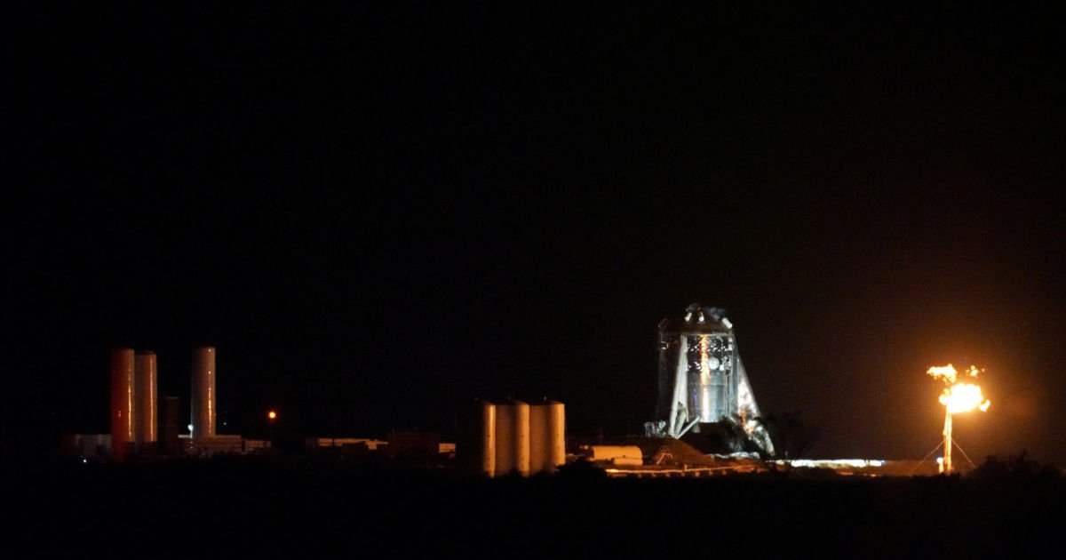engadget's tweet image. SpaceX&apos;s Starhopper test vehicle successfully makes its first bounce engt.co/2Y62jZb