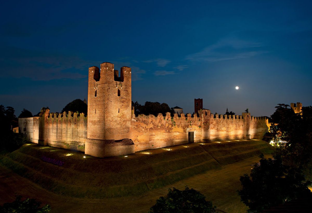 INTERNIMagazine's tweet photo. Un intervento di re-lamping, progettato da #LineaLightGroup in collaborazione con l'architetto #LucaPozzobon, dona nuova luce al Castello di #CastelfrancoVeneto https://t.co/kJrW8adoBZ https://t.co/YK0uAd77hW