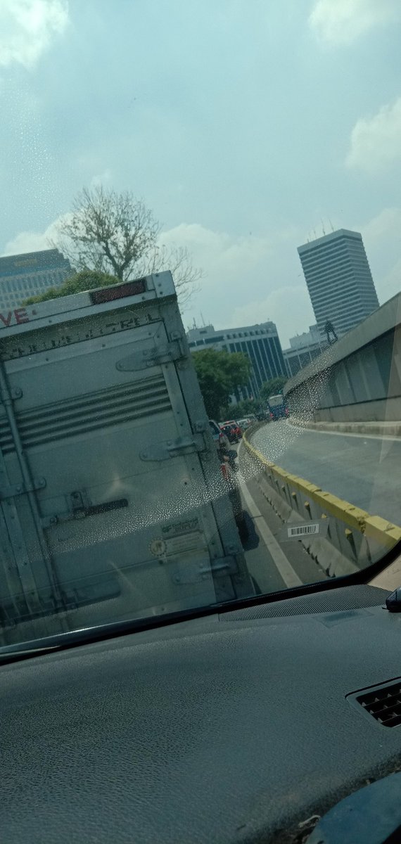 dari lamer Al-Azhar sampai lamer bunderan senayan hampir 1jam...  #JKTP