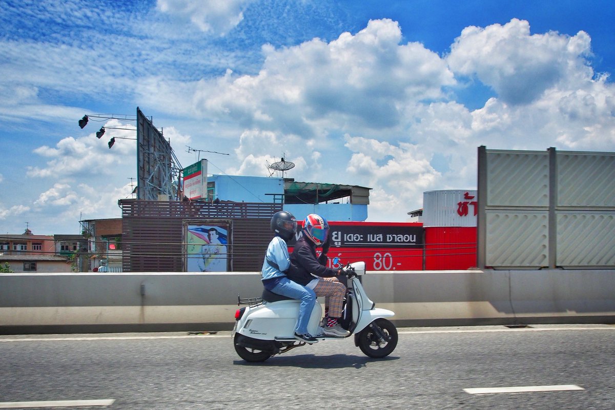 ScomadiThailand's tweet photo. 🇹🇭🇬🇧 Enjoy city ride 🛵😎 #scomadi #scomadithailand #scooter #UKscooter #UKborn #amodernclassic #theclassicspiritliveson #TT125 #TT125i #motorcycle #classicbike #bike #classic #vintage #vintagebike #retro #retrostyle #เสือดำ #สโกมาดิ #IScomadi #ScomadiGoAround https://t.co/Jp4JCrfg5t