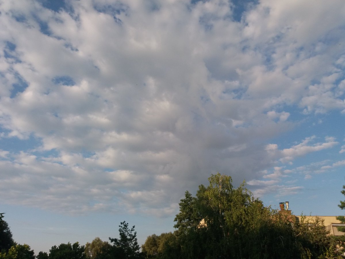 mesebalogh's tweet photo. #someclouds #nature ⛅#felhomania https://t.co/Fd7F0IrDDK