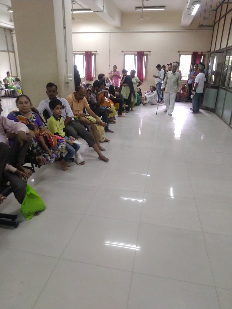 Vaibhav_R_Patil's tweet photo. @vijayrupanibjp This is LG hospital ahmedabad... Hundreds of people waiting... India Needs Doctors worrying situations.. #hospitals #Indiainpain @vijayrupanibjp @narendramodi https://t.co/zYQhM9eZwI