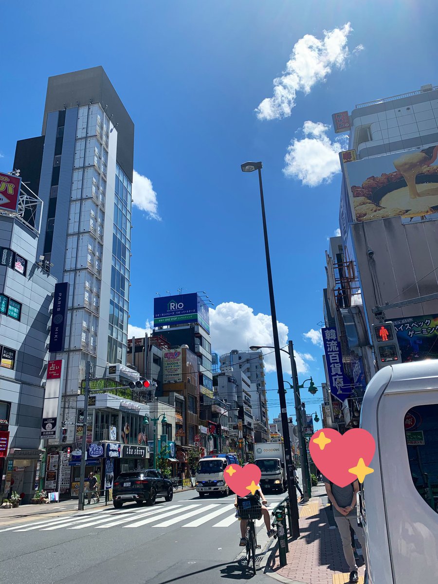 namchini82cafe's tweet photo. 今日は日差しが強いですね💦新大久保は綺麗な青空が広がっています！！

そんな暑ーい日に食べたくなるのは「ソルファビン」ですよね？ミルク味のかき氷で身体を冷やしてください😌💓

熱中症にはお気を付けください！

#新大久保
#新大久保カフェ
#ナムチニ82カフェ https://t.co/NmVmcl1bdB