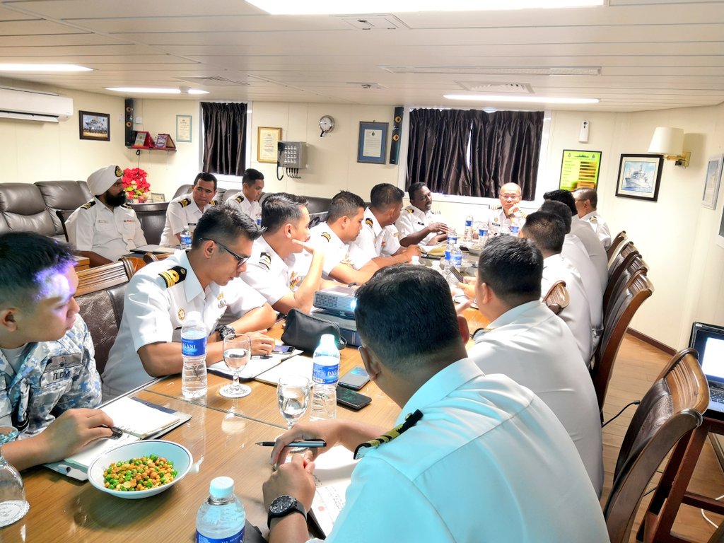 KD_LekiuFFGH30's tweet photo. Gather for better together. Perjumpaan Ulung Pegawai Kanan Armada bersama Pegawai Memerintah Kapal di @KD_Perantau 

@myshaifulnizam
@nezamhydro
@MPA_Barat

#NavyNews #SOA #ruletheship #rulethefleet #rulethesea https://t.co/psweTMEmkn
