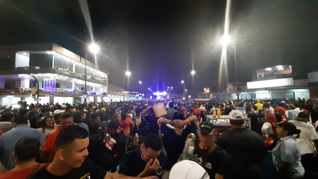jordyevv's tweet photo. Guayaquil celebró sus fiestas Julianas en la Av. Machala y Gómez Rendón. Un concierto lleno de salsa que brindó diversión a los Guayaquileños. #Clicklaicoinforma https://t.co/79qX0TFGTZ