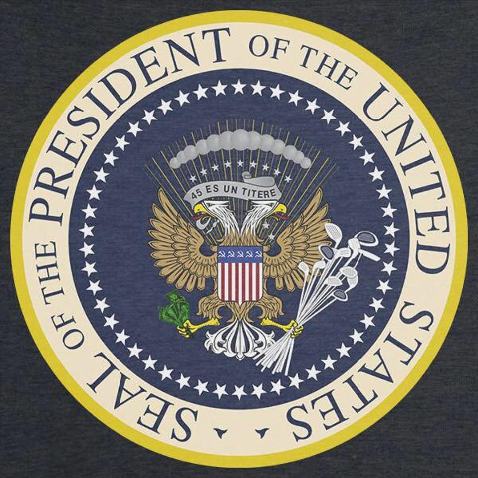 BFMTV's tweet photo. Parodie du sceau présidentiel derrière Trump: pour le graphiste qui l'a créé, son "incompétence n'a aucune limite" https://t.co/Sq1g69pN3S https://t.co/HSC2e06SVD
