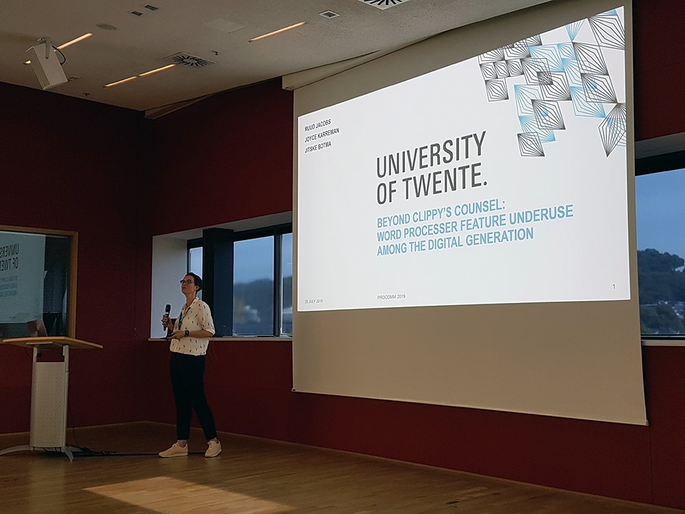 ClaasDigmayer's tweet photo. Joyce Karreman reflecting on word processor feature underuse among the digital generation at #ProComm2019 https://t.co/O9GSRSNzF8