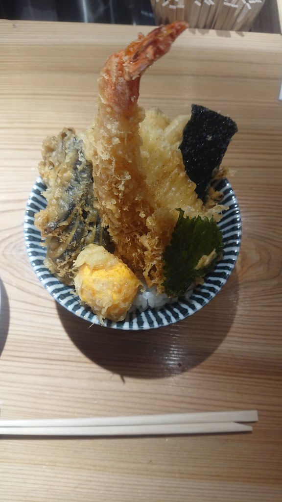 イヌシダ 長野駅前店にある天ぷらと寿司のお店 ランチでやってる上天丼がめっちゃうまい 天ぷらには出汁の効いた天つゆがかかっていて ご飯によく合う 手前の黄色い玉は 卵の黄身の天ぷら 外はサクサクだけど 噛んだ瞬間半熟トロトロの
