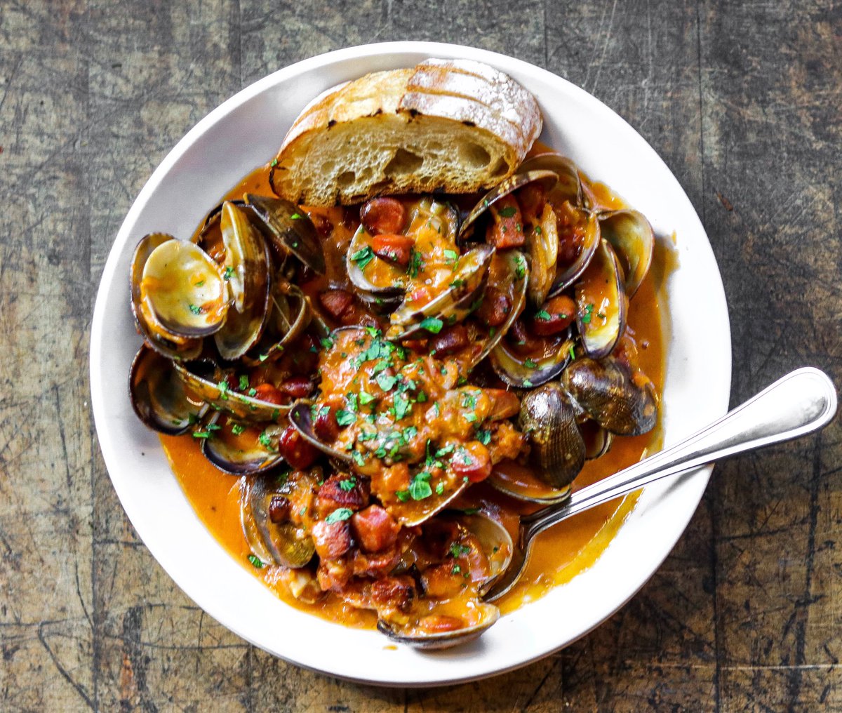 Beautiful Manila clams with chorizo.✨