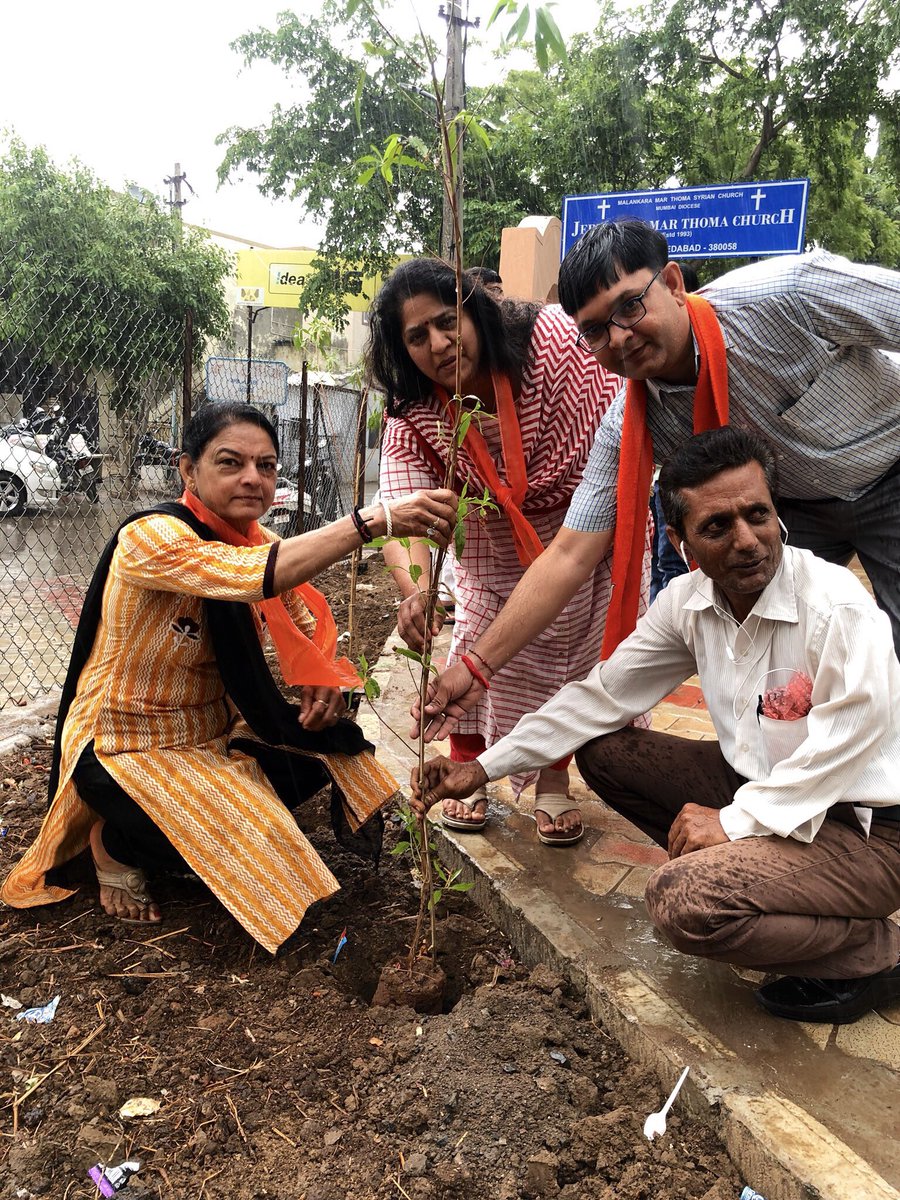 bharatpandyabjp's tweet image. ।।छोड़ में रणछोड़ है ।।
| | वृक्षो वावो वरसाद लावो | |

'#सदस्यता_पर्व' के अवसर पर #चालु_बारिश में अहमदाबाद जिल्ला के बोपल मंडलमें अमिधारा सोसायटीके पास नगरपालिका कोर्पोरेटर एवं भाजपा कार्यकर्ताओं एवं जनता के साथ वृक्षारोपण किया। #SelfieWithATree
#BJPMembership