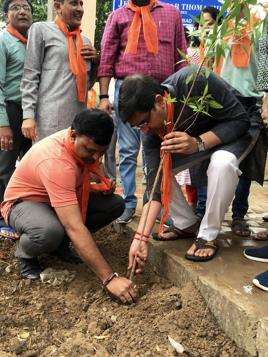 bharatpandyabjp's tweet image. ।।छोड़ में रणछोड़ है ।।
| | वृक्षो वावो वरसाद लावो | |

'#सदस्यता_पर्व' के अवसर पर #चालु_बारिश में अहमदाबाद जिल्ला के बोपल मंडलमें अमिधारा सोसायटीके पास नगरपालिका कोर्पोरेटर एवं भाजपा कार्यकर्ताओं एवं जनता के साथ वृक्षारोपण किया। #SelfieWithATree
#BJPMembership