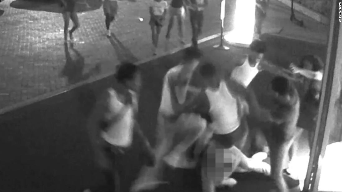 NOWNews18's tweet photo. About a dozen teens beat a man to the ground outside a hotel https://t.co/Lpid2KzLuM https://t.co/EdYT4R6N0U