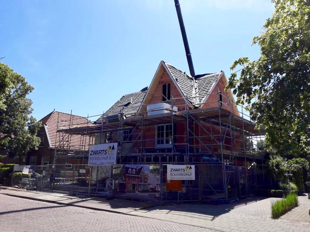 nielsvanpaassen's tweet photo. Altijd een mooie #mijlpaal zo vlak voor de #zomervakantie. De kap is geplaatst bij ons project in #Naaldwijk. Wij van @zwarts_info werken hard door voor het fraaie eindresultaat. https://t.co/OGv5hFEMGT