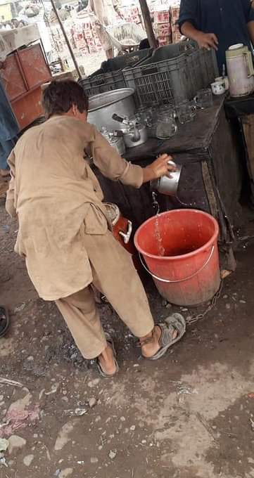 AlyeeIrfan's tweet photo. ہم میں سےہر ایک ظالم ہےاگر اسےموقع تو ملے
ان تصویروں کو دیکھنا دل گردہ رکھنے والوں کا کام ہے۔
یہ پشاور ناصرپور فروٹ منڈی ہے جہاں زنجیروں میں جکڑا ہوا بچہ روکر کام کررہا ہے😭  25،7،2019 وقت9:00
@HummaSaif
@KlasraRauf 
@immorternal1  @saranmics @RomaMatto https://t.co/aCAJn9NPye