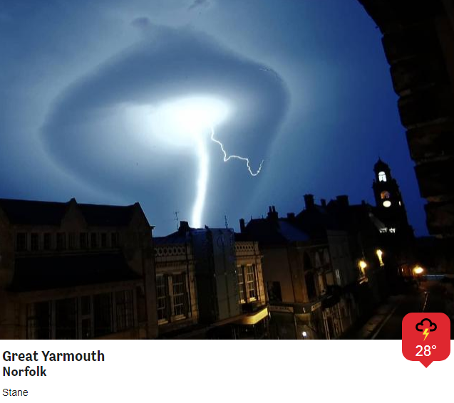 SimonOKing's tweet photo. Wow, I have no idea what is going on here...🤔

Could be an alien abduction 👽🛸, satellite laser beam attack 🛰️ or a well captured bolt of #lightning⚡️  😂

Very cool whatever! https://t.co/I5dnJHoiDC