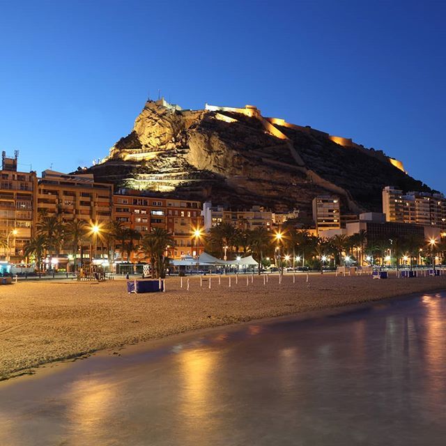 FalarDeViagens's tweet photo. Conheces #Benidorm ou a @comunitat_valenciana?
🐠🌊🌴🏊🍻🍸
Aqui não se vive, desfruta-se. Na Comunidade Valenciana não precisas de escolher entre escalar, mergulha, voar ou velejar porque aqui tens tudo ao teu dispor. Descobre mil e um programas de de… https://t.co/g8C6mGxoYc https://t.co/nx78Iioqh4