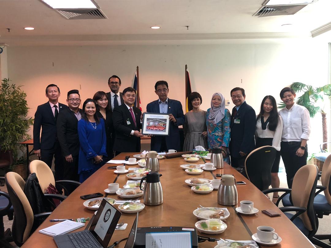 GarryChow's tweet photo. BIG TQ to @ybkarimhamzah on behalf of Kuching Toastmasters Club for your kind generosity & support as Patron for Youth Communication Camp!
#ktmc #ycc #Kuching #ToastmastersInternational https://t.co/oBD9elexYY