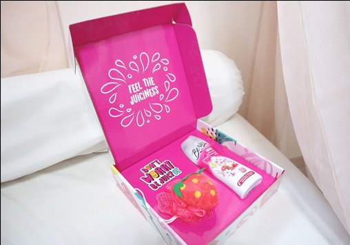 Hamkdy_'s tweet photo. น่ารัก! Juicy Box Set จาก BeNice ปกติที่บ้านใช้ครีมอาบน้ำแบรนด์นี้อยู่แล้ว รักความมีน้องสตรอว์เบอร์รีขัดตัว ความหอมมม เรามีมาแจกฟลว.ด้วยนะ รีอย่างเดียวค่า 5 รางวัลล เอาไปใช้ฉ่ำๆ #ผิวฉ่ำจริงJuicyจังต้องBeNice https://t.co/qC7hPsKyE0