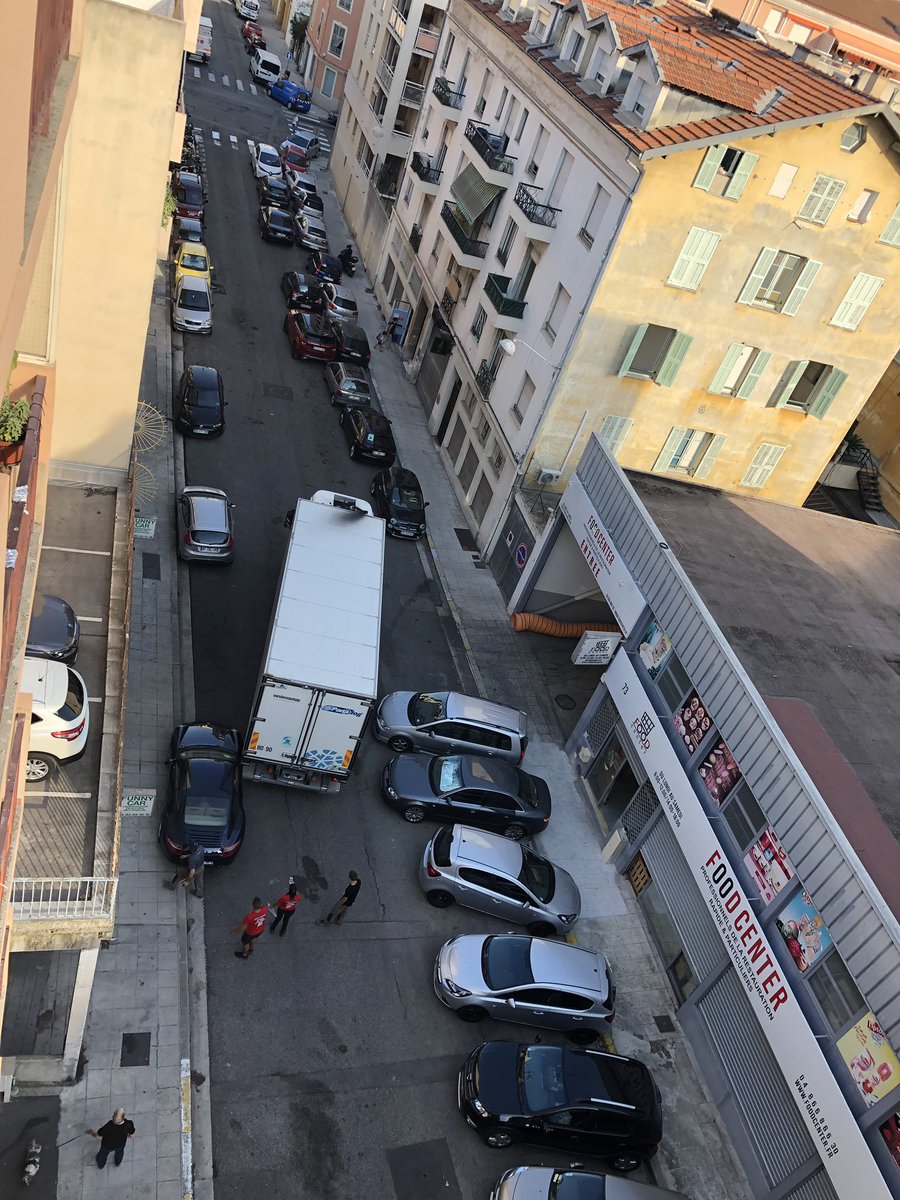 GregLeclerc's tweet photo. L’anarchie dans certaines rues de #Nice06 comme à Riquier. Double file, camions venant approvisionner une entreprise qui ne devrait pas accueillir de tels tonnages dans une si petite voie comme ici rue Barberis. Résultat une Porsche emboutie ... devant un carrossier @VilledeNice https://t.co/hf2G4Ldsdi
