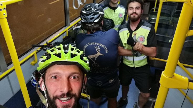 gazeteduvar's tweet photo. Mansur Yavaş'tan gece yolda kalan bisikletçilere otobüs
https://t.co/9xwCZ9bTGi https://t.co/dCm3ehd052