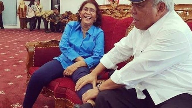 Green Bottle ๐พ (@indievdumerdeka) on Twitter photo Ternyata Pak Basuki pinter mijit toh Bu <a href="/susipudjiastuti/">Susi Pudjiastuti</a> ๐
Dua Menteri kebanggaan ๐๐ค Ternyata Pak Basuki pinter mijit toh Bu <a href="/susipudjiastuti/">Susi Pudjiastuti</a> ๐
Dua Menteri kebanggaan ๐๐ค