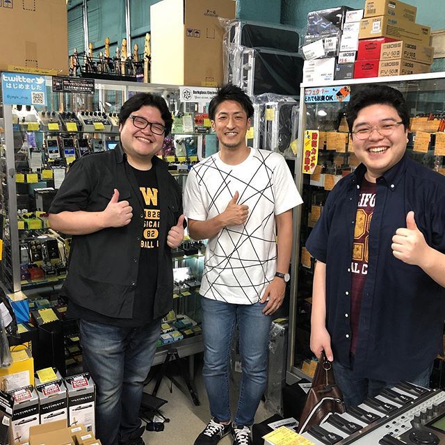 jingle_shop's tweet photo. Ovaltone田中ご兄弟様ご来店！White Faceプロトタイプ試奏させてもらいました！明日のスタジオシーラカンスでの試奏会、予約不要でふらっと立ち寄って良いそうですよ〜 #ovaltone #odfive2explosion #whiteface #nutube #田中兄弟 #jingle #ジングル https://t.co/qpq9TBqaBm https://t.co/P2npUz2Q2e