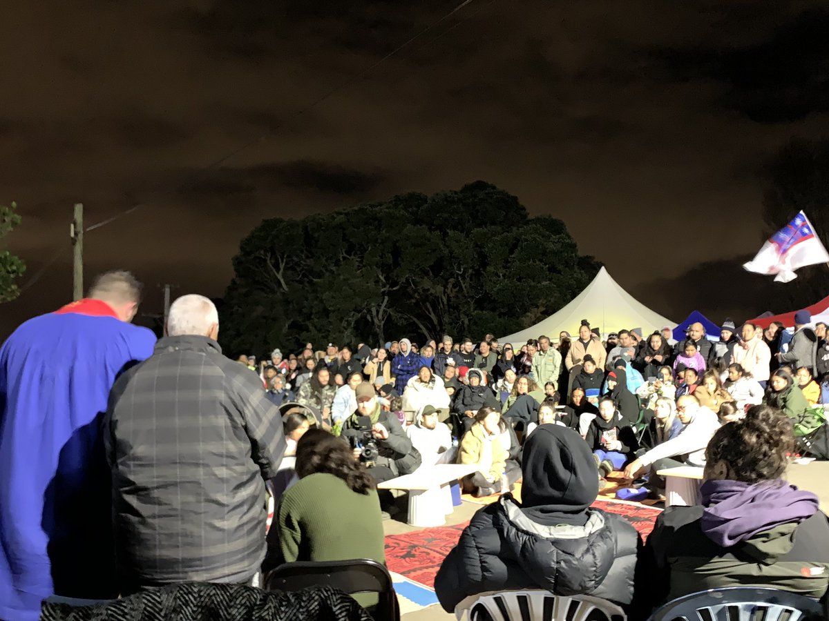 KiwiDiva's tweet photo. Karakia now coz we’re Māori so we gather peacefully and we pray. Kua heke mai te ua. ☔️ The heavens have opened so if you pray - pray for only light rain. Lots of people will be sleeping in tents here tonight. The frontline is secure.
#protectihumātao💜
#protectorsnotprotesters☮️ https://t.co/o7MG4us3rA