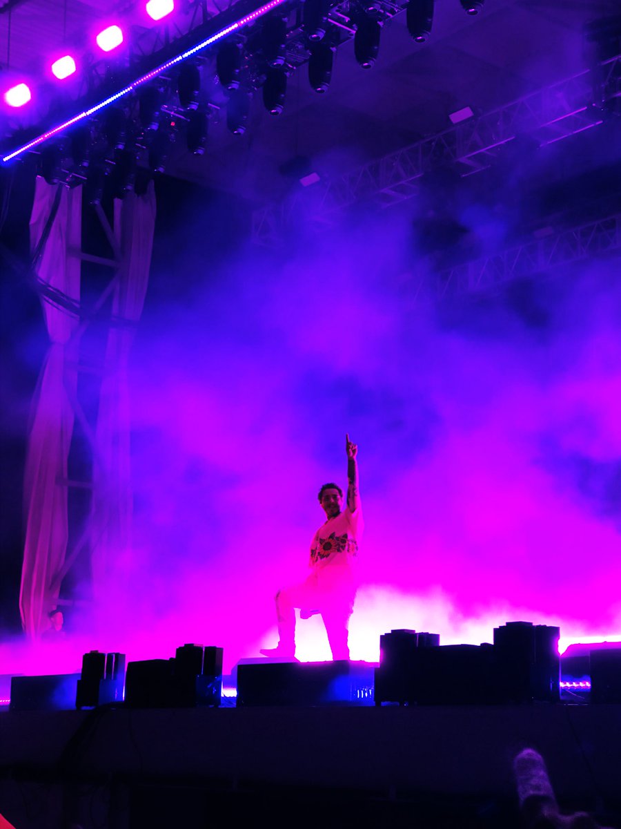 daltonscott03's tweet photo. @PostMalone you did not disappoint 🖤 https://t.co/KkLcNdMioY