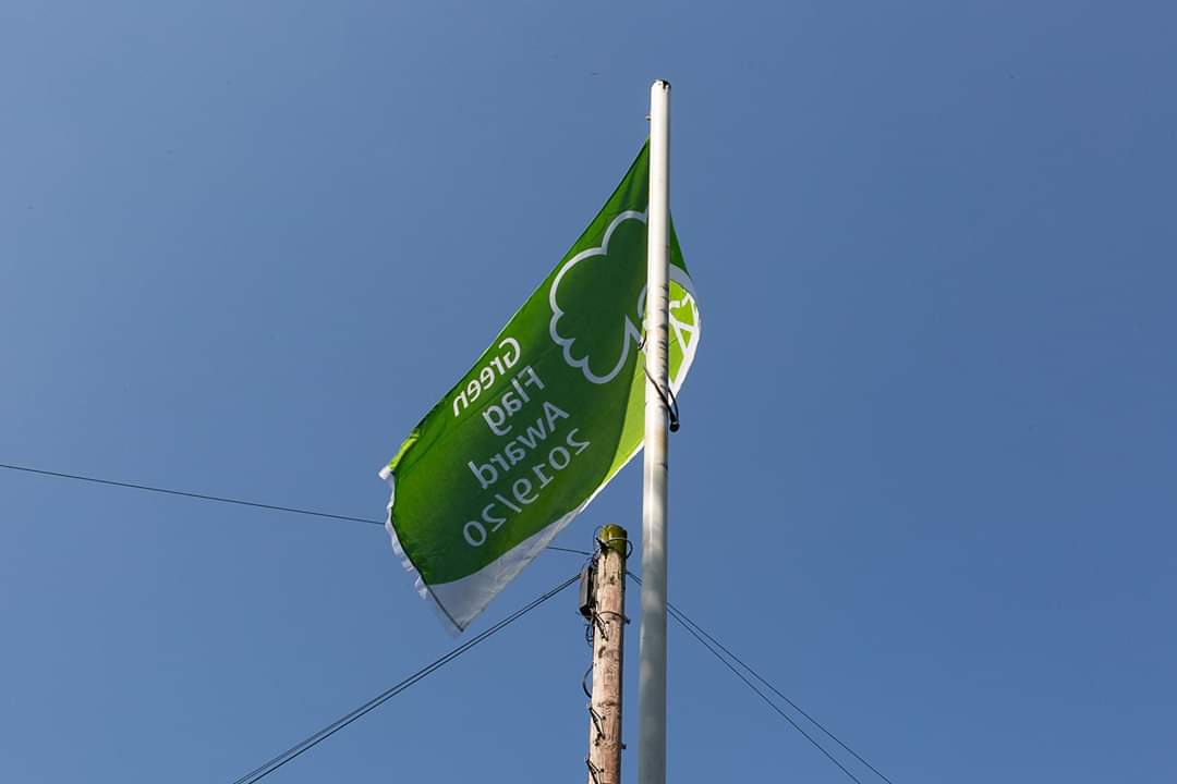 FoHaworthPark's tweet photo. We raised the #Haworth Central Park 2019/20 #Grenflag yesterday.
By our reckoning that's the 12th consecutive year! Well done us!
#HawirthBetterTogether
Thanks to @jackharrybill for the photos. https://t.co/vtlLhzHevt
