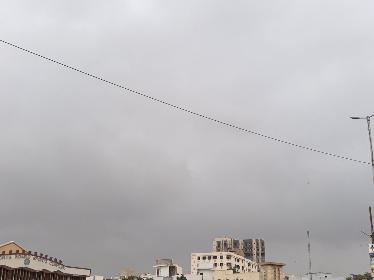 The_Pak_Weather's tweet photo. #Ghatta type #Sea #Clouds all over the south and southeast of Karachi right now, Subhan Allah ♥️ #Drizzle/#Showers continue at times. https://t.co/jX9BkWRRcf
