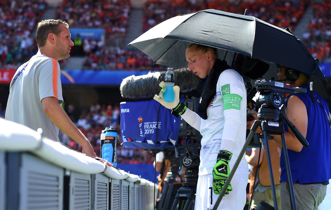 ☀️#heatwave tip 4, for really high temperatures 🌡️ consider cooling breaks during matches, an ice cold towel  to cool the body temperature. Check out the heat lesson in the #FIFADiploma ow.ly/GbDO50v8ZVW #FootballNetwork