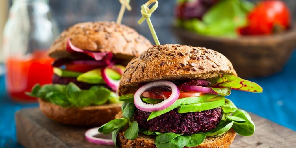 ProVegNL's tweet photo. ProVeg & NGO's schrijven een open brief aan de nieuw gekozen @EP_Agriculture om het voorgestelde verbod op voedseletikettering voor plantaardige producten zoals "vegaburger" te stoppen. #compromiseamendment41 schaadt consumenten en plantaardige innovatie. https://t.co/9MwvuqiTG4 https://t.co/gtbXexytsu