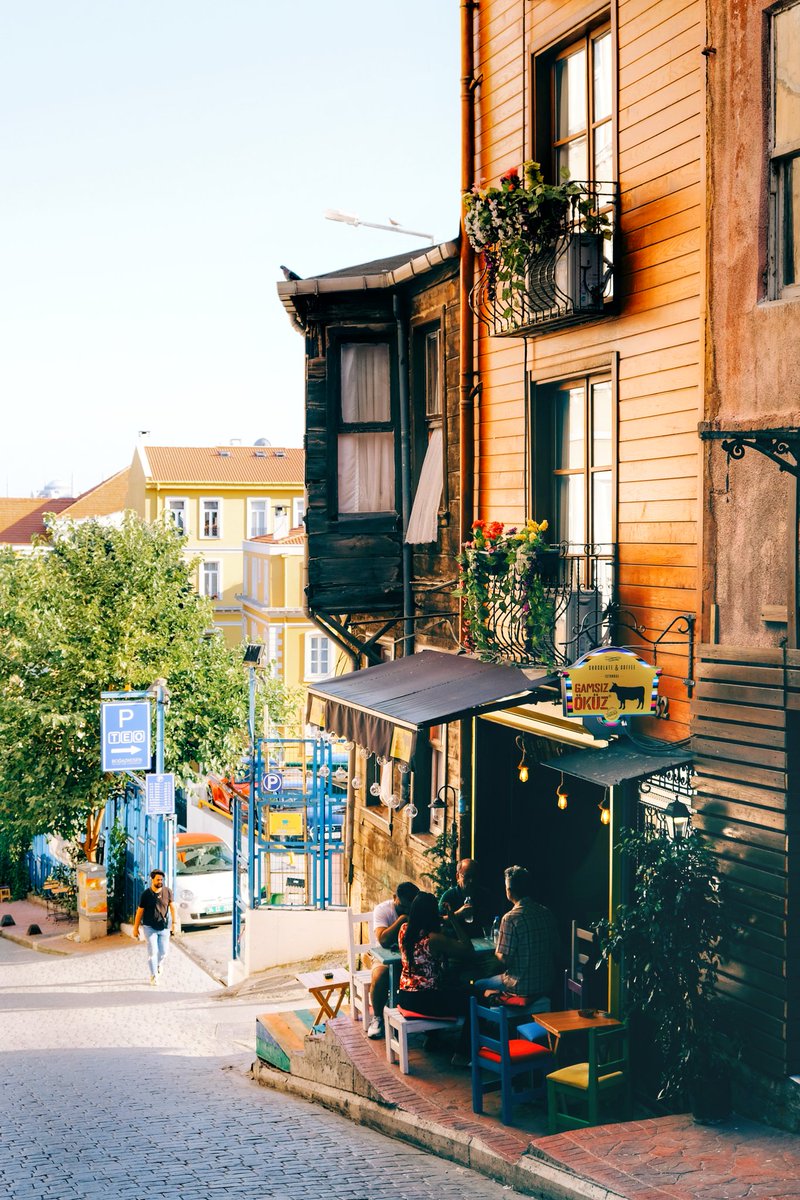 khun101010's tweet photo. หากปารีสมีย่าน Le Marais นิวยอร์ก​มี ย่าน Williamsburg อิสตันบูล​ก็มีเขต Beyoğlu นี่แหละ ��ิถีชีวิต​แบบ​โบฮีเมียน บ้านเรือน​ที่​ปก​ค​ล​ุ​มไปด้วย​ต้นไม้​เขียวขจี​ิ คาเฟ่​ริมถนน​ ร้านค้า​ของเก่า​ งานศิลปะ​ที่​ยอดเยี่ยม​เป็น​หนึ่งใน​เขตที่​ส​ว​ยที่สุด​ใน​อิสตันบูล https://t.co/3Onzn00Ko3