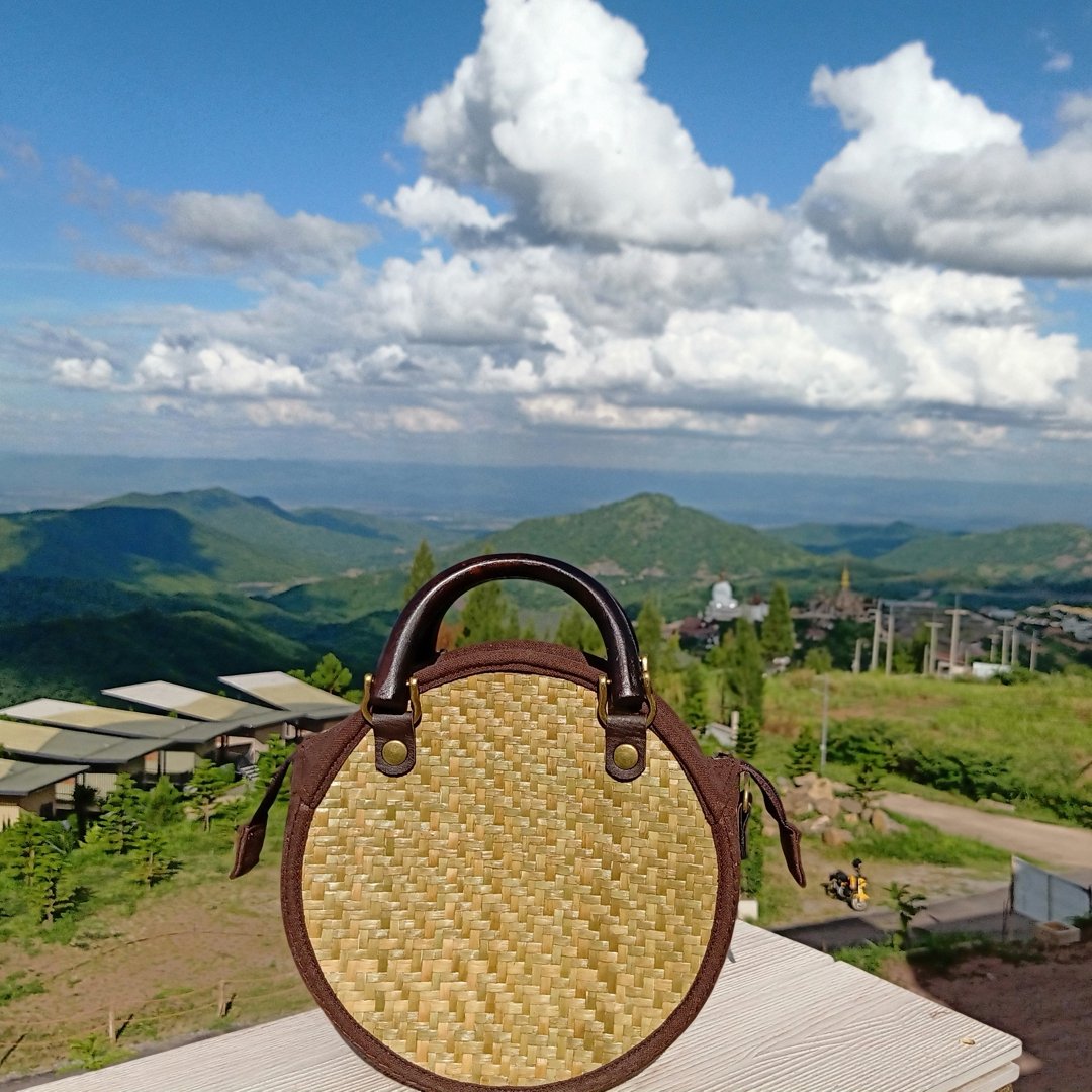 Woven round wicker bag. Brown small circle straw purse. Handbag or crossbody bag. 49$ free shipping #roundbag #circlebag