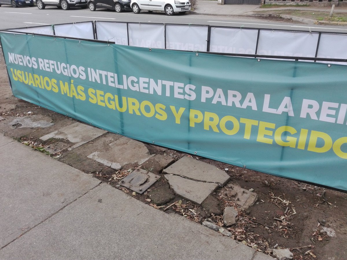 Ya sabe, si se viene en micro a La Reina tiene que decirle al amable conductor del Transantiago que lo deje en el próximo Refugio Inteligente, no se le vaya a ocurrir decirle Paradero, que rotería! #lareina #refugiointeligente #paradero