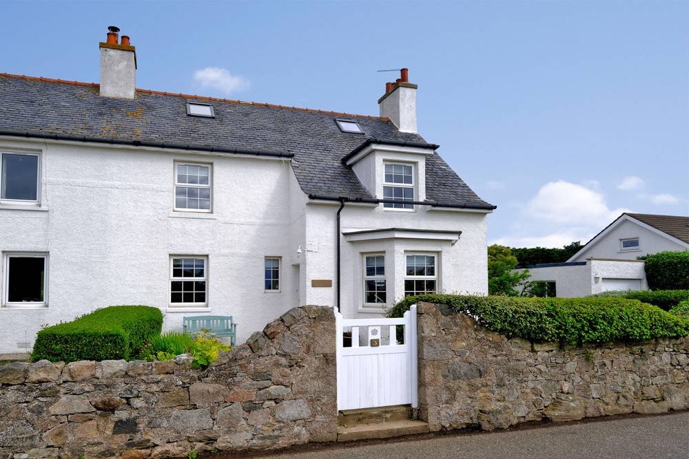 ASPC_UK's tweet photo. In an idyllic setting, this week’s #MostViewedProperty enjoys both fabulous garden grounds with a sunny south westerly aspect and magnificent sea views: https://t.co/dtfda7Swab https://t.co/ONVtCG68bc
