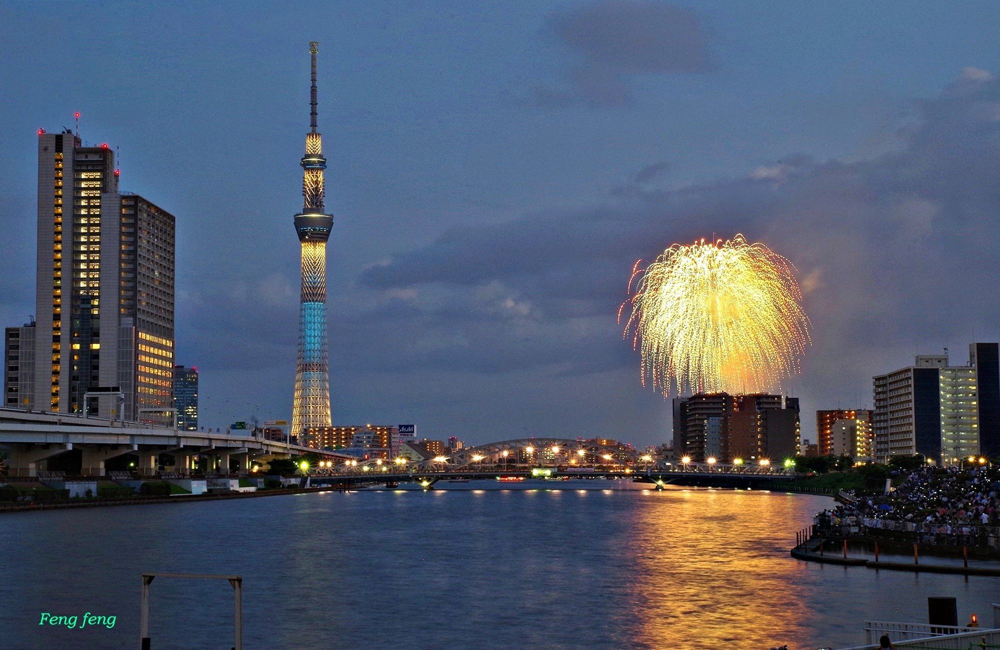 Shinya 浅草 空 ビル 隅田川に映る花火 隅田川花火大会 白鬚橋 東京スカイツリー ライトアップ 粋 Tokyo Skytree Light Up 南千住 汐入公園 場所取り中 雨 台風 人少なすぎ 隅田川花火大会 隅田川花火19 隅田川花火 汐入公園 台風6号 スカイツリー